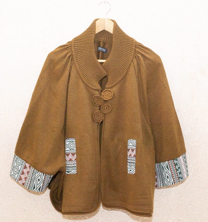 Capa con botones color beige