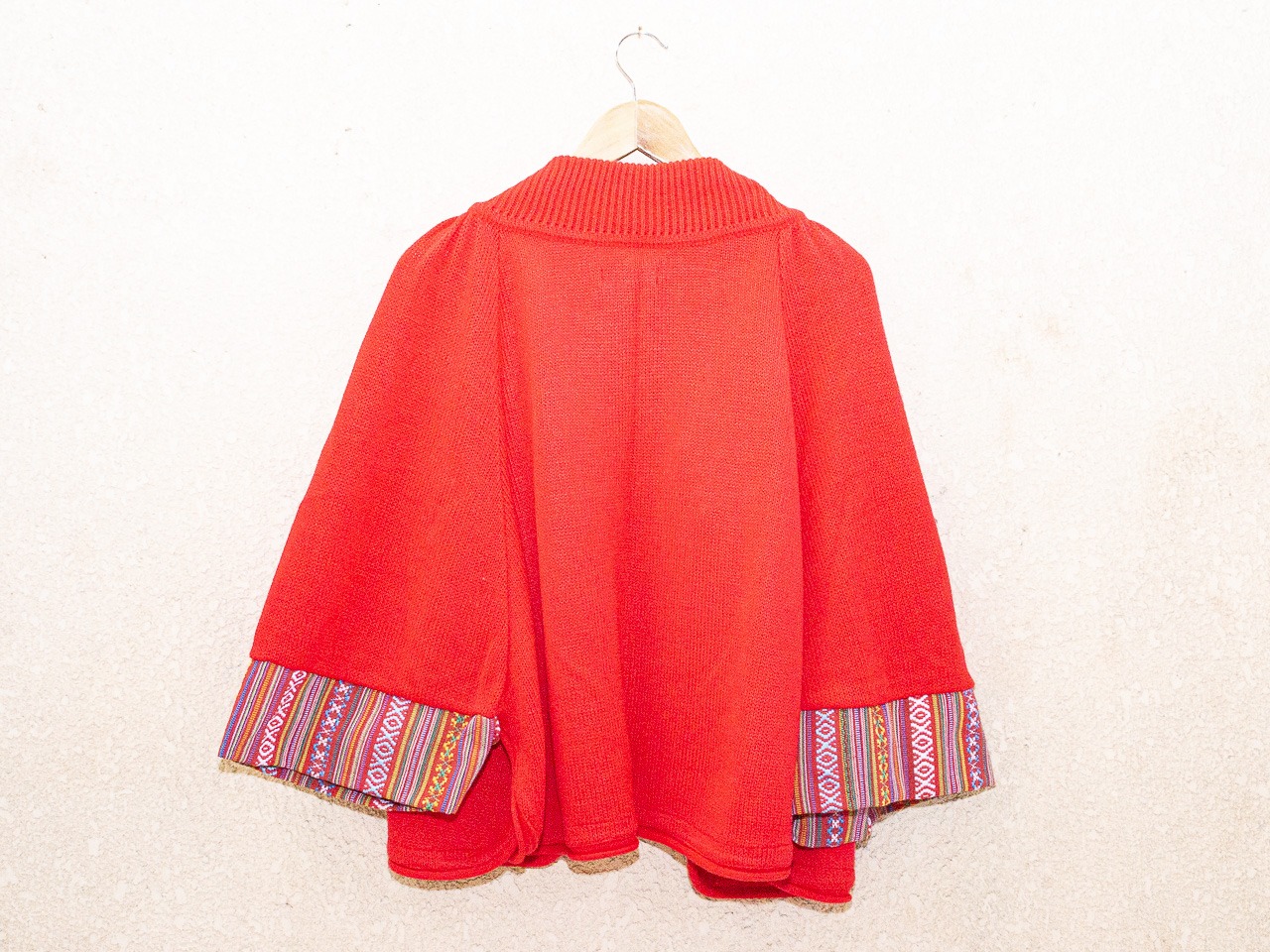 Capa con botones color rojo - Imagen 2